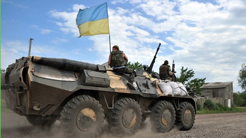 Россия обвиняет Украину во вторжении украинских бронетранспортеров на ее территорию  - ảnh 1